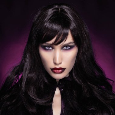 güzel genç vampir kadın. koyu mor arka plan üzerinde siyah saçlı seksi Halloween Kız