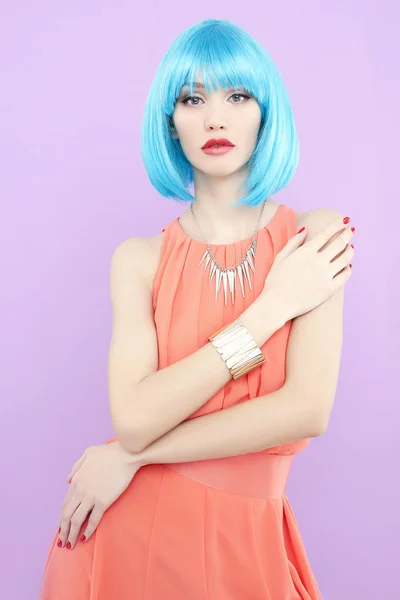 Junge Frau Mit Blauen Haaren Schöne Mädchen Über Rosa Hintergrund — Stockfoto