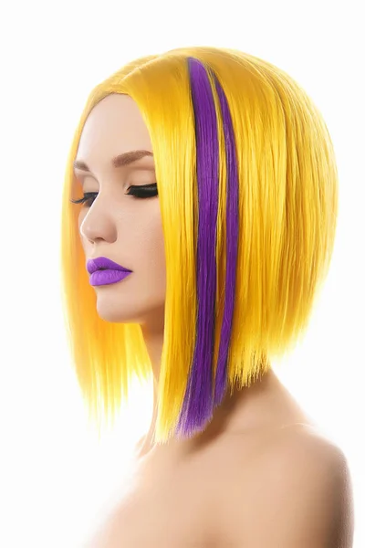 Sarı mor saç. Saç kesimi. Renk saçlı güzel kız. Saç modeli. Bob. Saçak. Moda güzellik kadın portresi profili