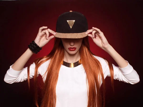 Hip Hop Lány Sapka Hosszú Vörös Haja Divat Cap Modern — Stock Fotó