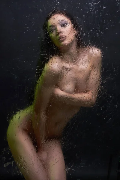 Γυμνό Κορίτσι Στο Ντους Πίσω Από Υγρό Γυαλί Κοιτάζοντας Μέσα — Φωτογραφία Αρχείου