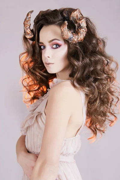 Boynuzları Olan Güzel Kadın Kıvırcık Saç Modeli Kız Makyaj — Stok fotoğraf