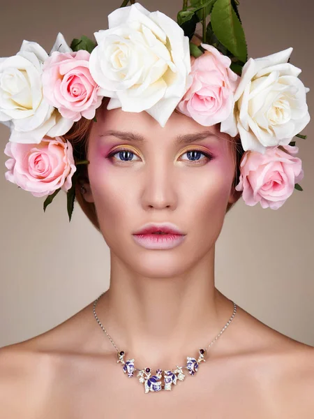 Genç kadın saç çiçekli. Gül çiçek başında güzel kızla. Profesyonel makyaj