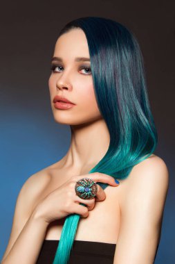 güzel genç kadın takı yüzük ile. uzun mavi saçlı güzel kız