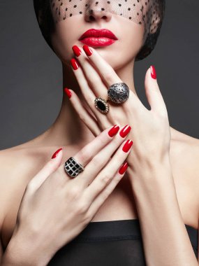 güzel genç kadın peçe ve takı. Kırmızı dudaklar, kalıcı makyaj, güzellik kız portre