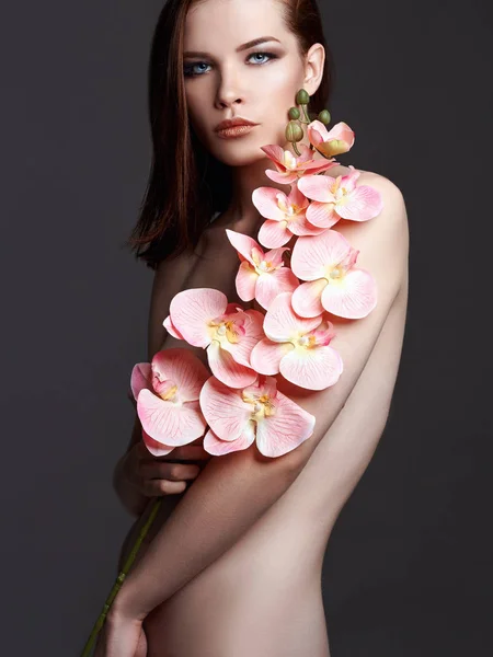 Sexy Nude Beautiful Woman Flowers Fashion Photo Perfect Naked Body — Stock Photo, Image