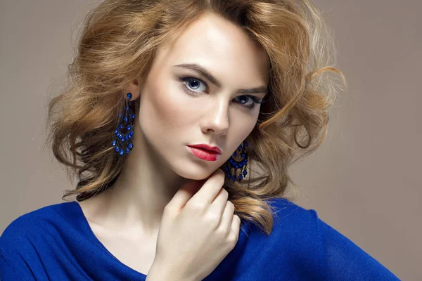 Beautiful Young Woman Jewelry Healthy Hair Beauty Girl Make — Stock Photo, Image