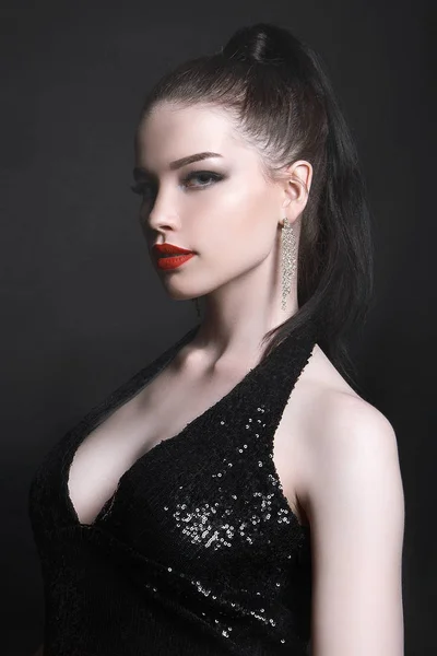 Belle Jeune Femme Robe Noire Bijoux Brunette Fille Avec Maquillage — Photo