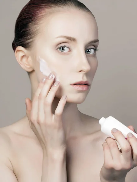 Junge Frau Pflegt Gesichtshaut Schönes Mädchen Mit Kosmetischer Creme Gesicht — Stockfoto