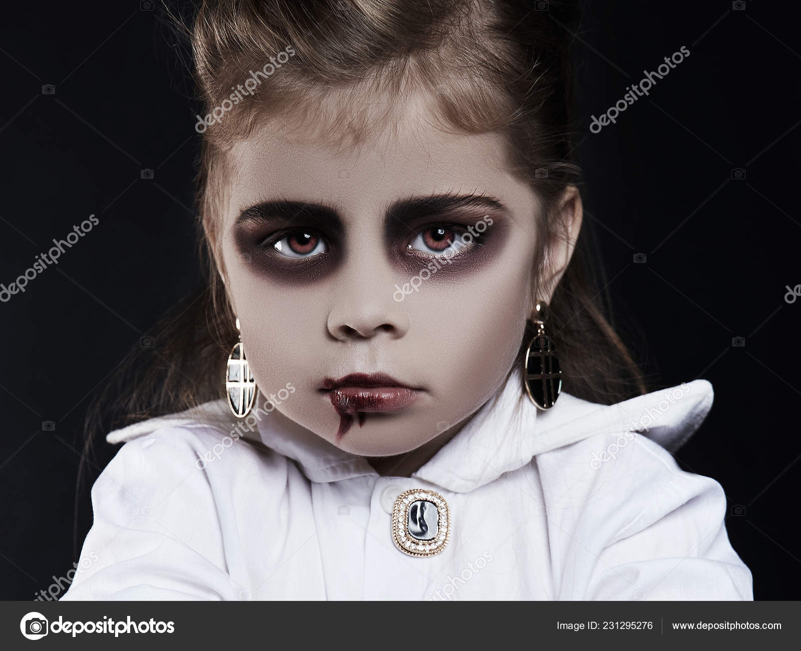 Drácula Mulher e Criança. Maquiagem de vampiro de Halloween
