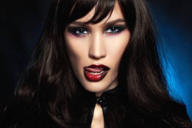 güzel genç vampir kadın. siyah saçlı seksi Halloween Makyaj kız