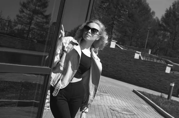 Menina Modelo Loira Moda Óculos Sol Estilo Vida Verão Andando — Fotografia de Stock