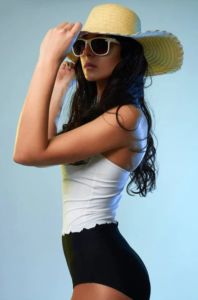 Hermosa Joven Bikini Chica Moda Verano Sombrero Gafas Sol — Foto de Stock