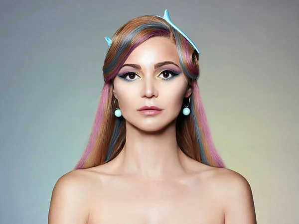 カラフルな化粧と髪の美しい女性 レインボー カラーの髪型でヘアピンと美容ファッション モデルの女の子 — ストック写真
