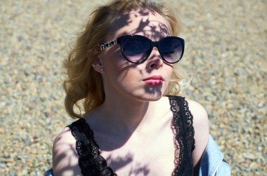 Güzellik gir. Yaz güzel kadın güneş gözlüğü