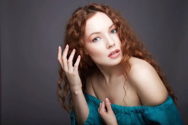 Güzel Genç Kadın Kıvırcık Saçlı Güzellik Seksi Kız Kızıl Saçlı — Stok fotoğraf