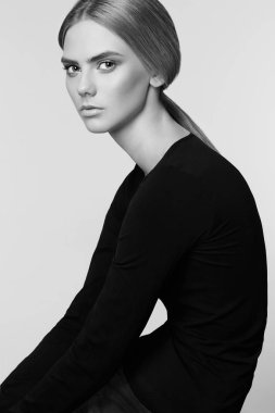 Genç woman.black ve beyaz güzel model kız tek renkli moda portre