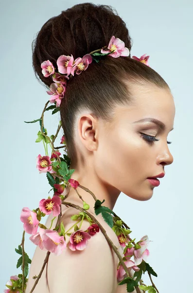 Schöne Frau Blumen Model Mädchen Mit Make Und Frisur Frühlingspflanze — Stockfoto
