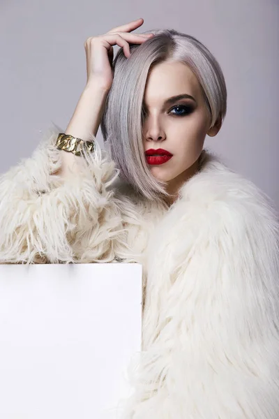 Beautiful Young Woman Colorful Hairstyle Dressed Fur Fashion Beauty Sexy — Stock Photo, Image