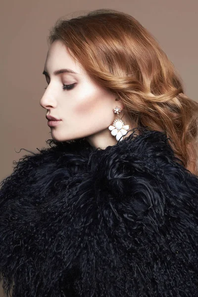 巻き毛のヘアスタイルの美しい若いセクシーな女性 冬のファッション 高級毛皮のコートの美しさセクシーなモデルの女の子 — ストック写真