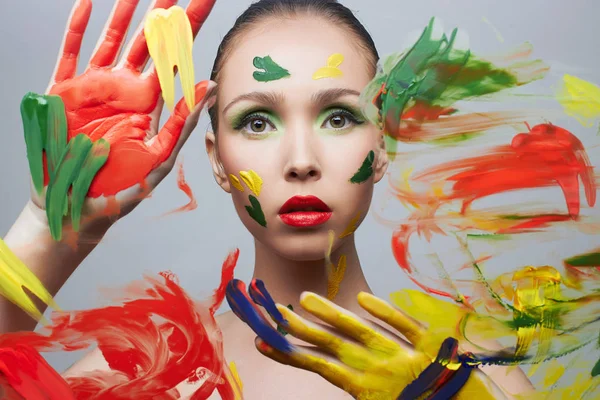 Schöne Mädchen in Farbe Farbe Farbe durch das Glas — Stockfoto