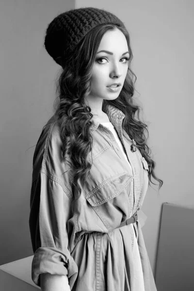 Chica hipster de moda en sombrero posando en el estudio —  Fotos de Stock