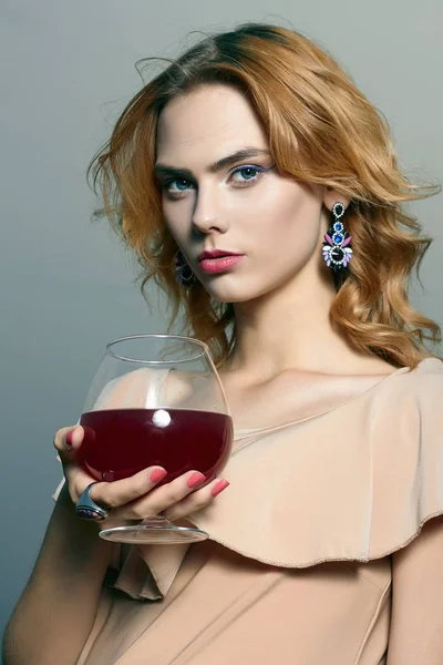 Sexy blond meisje met glas alcoho — Stockfoto