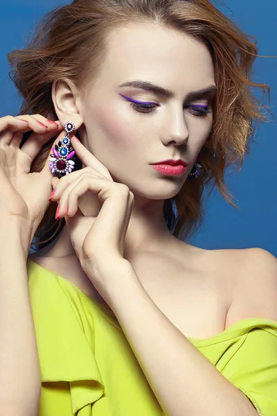 Beauty young woman wearing jewelery earrings — Stock Photo, Image