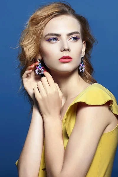 Piękna dziewczyna z makijażem z biżuterią — Zdjęcie stockowe
