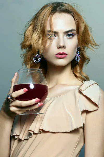 Beauitiful jonge vrouw drinken Cognac — Stockfoto