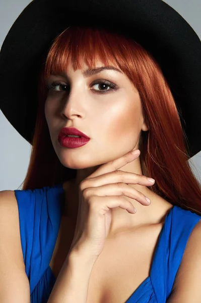 Hermosa mujer de pelo rojo en sombrero —  Fotos de Stock