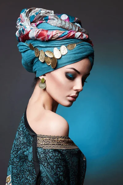 Όμορφη Νεαρή Γυναίκα Τουρμπάνι Και Κοσμήματα Ασιάτισσα Μόδα Ανατολίτικο Στυλ — Φωτογραφία Αρχείου