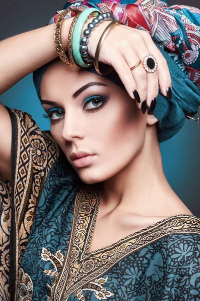 Beautiful Young Woman Turban Jewelry Asian Beauty Girl Fashion Oriental — Stock Photo, Image