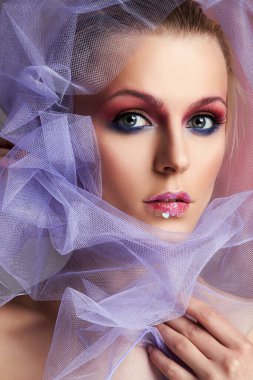 Makyajlı güzel bir kız. Güzel moda portresi. Renkli makyajlı genç kadın.