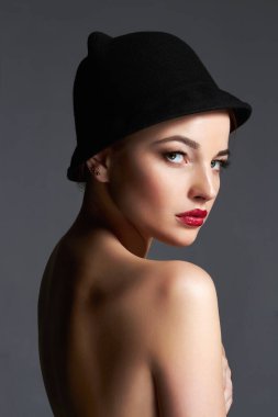 Şapkalı güzel çıplak kadın. Makyajlı ve şapkalı çıplak vücut kızı. Güzel moda portresi