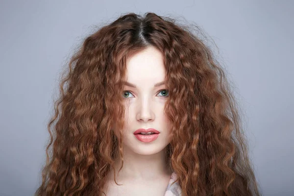 巻き毛で化粧した美人の若い女性 美セクシーな女の子でシルクパジャマ — ストック写真