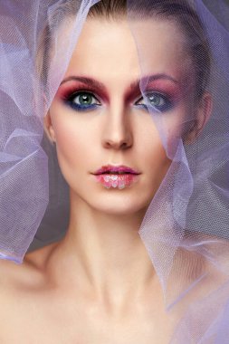 Makyajlı güzel bir kız. Güzel moda portresi. Renkli makyajlı genç kadın.