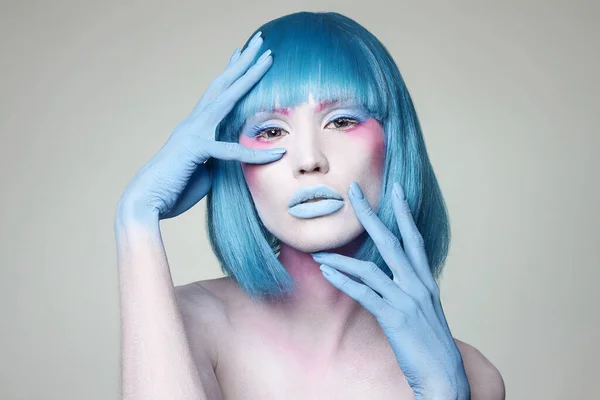 Hermosa Chica Con Pelo Azul Manos Maquillaje Arte Hada Belleza — Foto de Stock