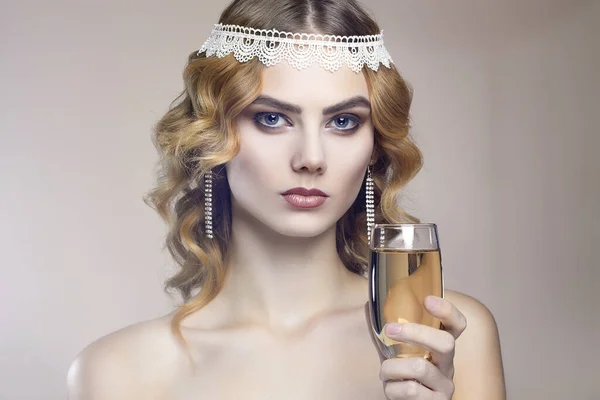 파티에서 샴페인 한잔하는 아름다운 아가씨 패션의 매력적 아가씨 — 스톡 사진