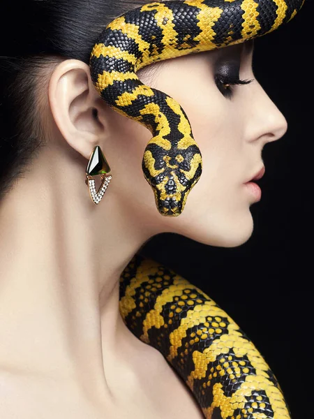 Bela Jovem Com Snake Menina Modelo Morena Com Maquiagem Moda — Fotografia de Stock