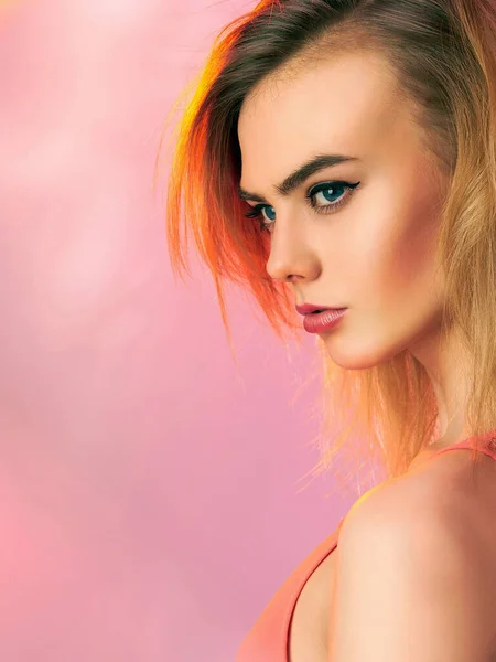 Hermosa Chica Con Maquillaje Luces Colores Retrato Moda Belleza — Foto de Stock