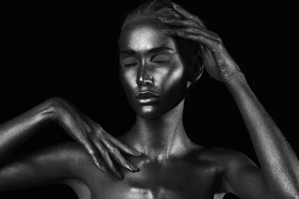 輝く体の女 シルバーペイントの美しい女の子 ハロウィン — ストック写真