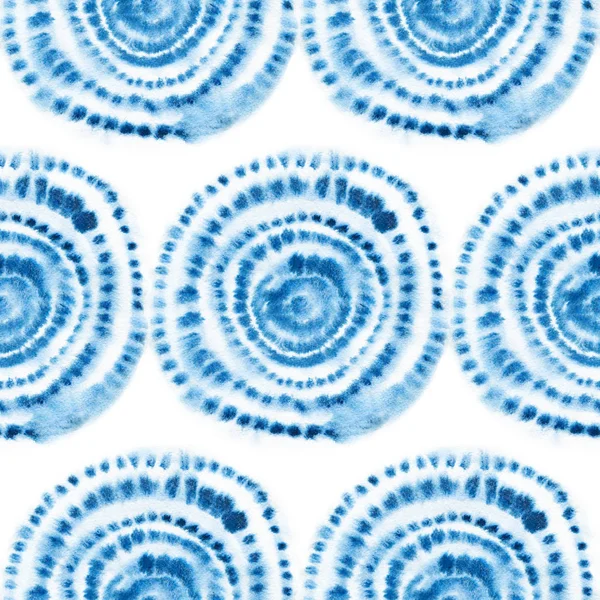 Sorunsuz shibori desen, Tie-boya süsleme. Beyaz bir arka plan mavi suluboya halkalar. El yapımı. Vintage yazdırma.