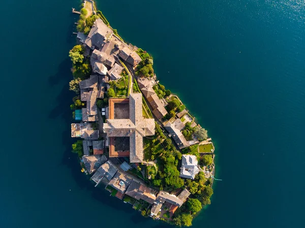 Drone görüntülemek Lake Orta ve San Giulio ada İtalya'da 