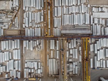 Ambar tuğla, beton blok ve kamyon dron tarafından