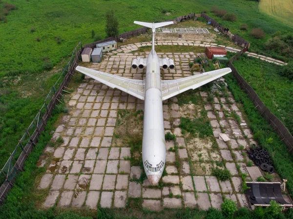Yeşil alan dron tarafından eski düzlemde