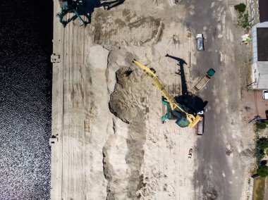 Dron tarafından nehir kıyısında İnşaat vinçleri