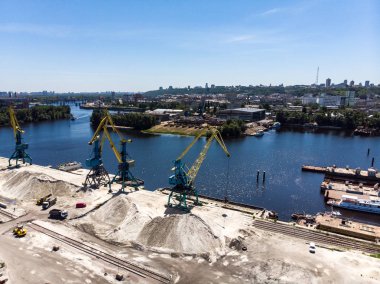 Dron tarafından nehir kıyısında İnşaat vinçleri