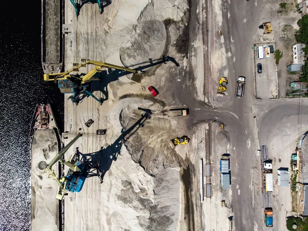 Dron tarafından nehir kıyısında İnşaat vinçleri