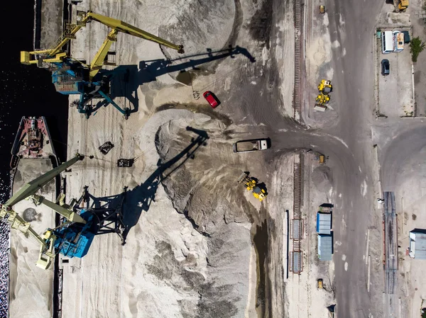 Construcción Grúas Orilla Del Río Por Dron —  Fotos de Stock